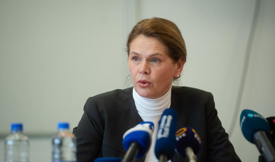 Tako se je na vprašanje, ali se bo preoblekla, odzvala Bratušek