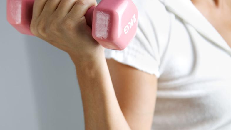 Poraba kalorij čez dan se poveča tudi, če zjutraj delate vaje za moč. (Foto: Shu