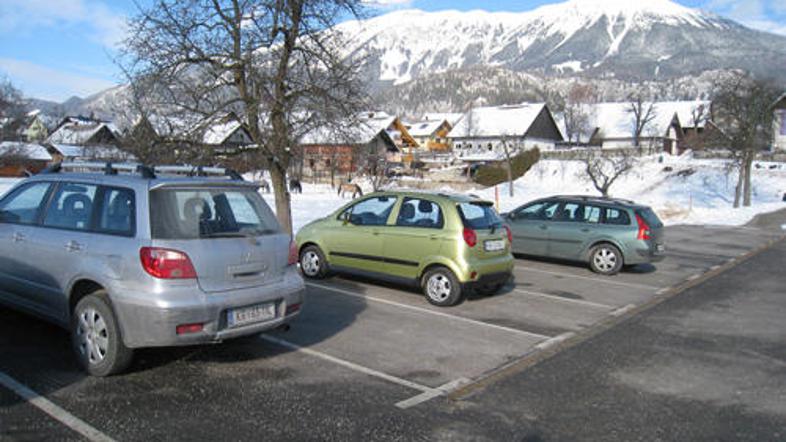 Na delu parkirišča morajo asfalt zamenjati z zelenimi travnatimi tlakovci, kakrš