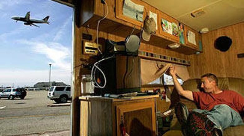 Jimova prikolica je samo ena od nekaj sto prikolic kolonije pilotov, mehanikov i