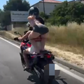 Motoristki na hrvaškem s kaskaderskimi triki