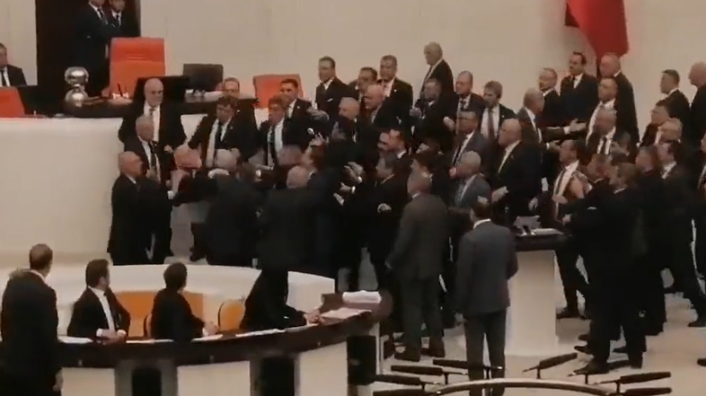 pretep turčija parlament