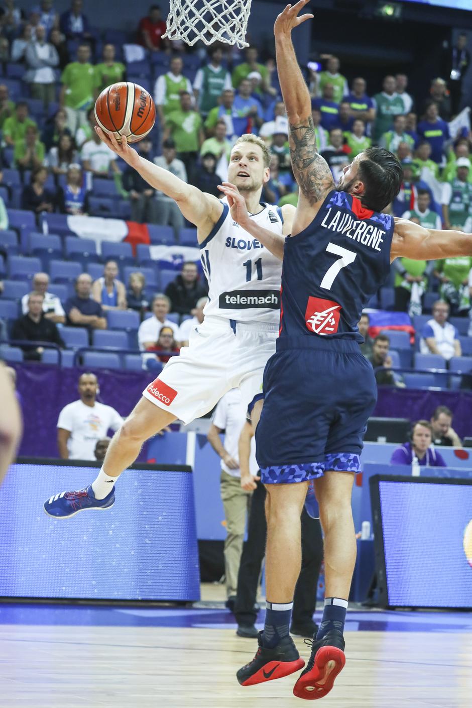 Jaka Blažič Joffrey Lauvergne Slovenija Francija EuroBasket 2017 | Avtor: EPA
