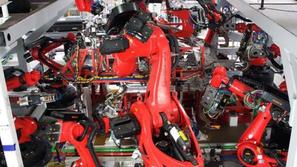 Roboti v tovarni Tesla