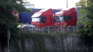 Vozniki tovornjakov opozarjajo na slabe razmere.