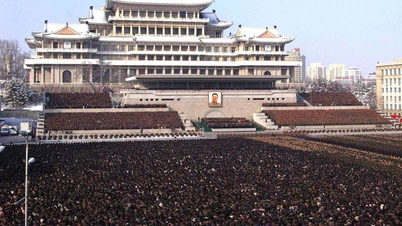 Morje ljudi na trgu v Pjongjangu se poslavlja od svojega voditelja, 29. 12. 2011