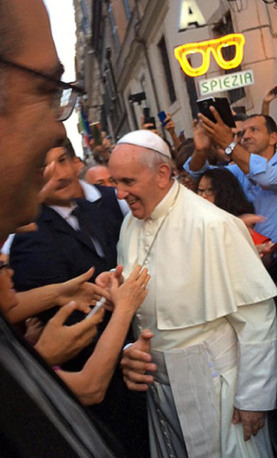 Pepež sredi Rima | Avtor: EPA