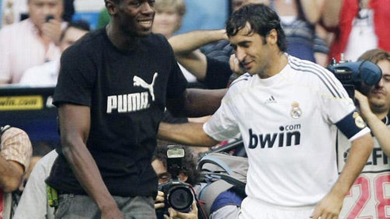 Usaina Bolta je na teren pospremil Raúl, živa legenda Reala iz Madrida.