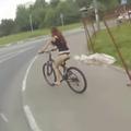 Dekle na kolesu