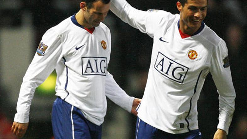 Ryan Giggs (levo) je z izjemnim golom prinesel zmago Unitedu. Ravnodušen ni osta