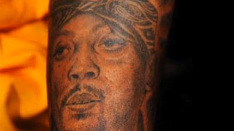 Tetovaža na Snoopovi roki. (Foto: youtube)
