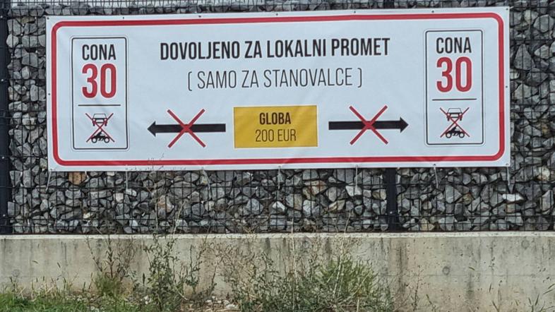 Prometni znak za lokalno cesto.