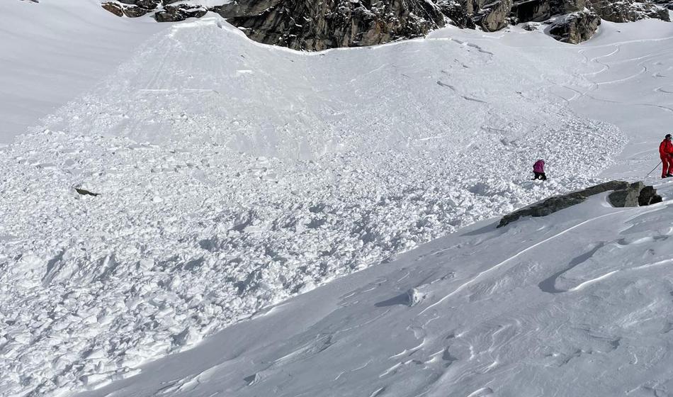 Plaz v Alpah zasul tri smučarje, dva sta umrla