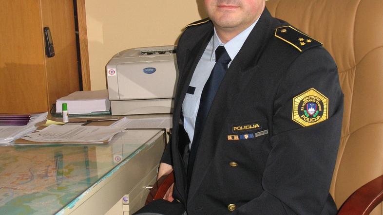 Komandir PP Velenje Aleš Lipuš pravi, da prek medijev opozarjajo ljudi, naj jim 