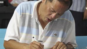 Benigno Noynoy Aquino na volišču. (Foto: Reuters)