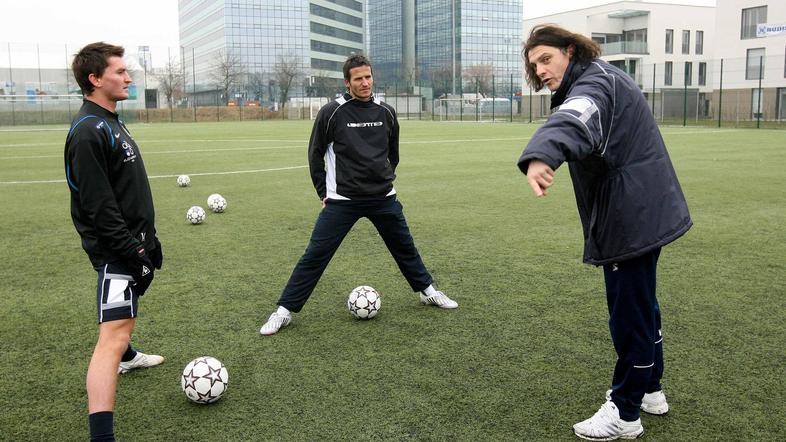 Zlatan Ljubijankič (na sredini) je v majici slovenske nogometne reprezentance de