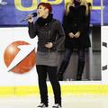 Pred začetkom včerajšnje tekme je pevka Katja Koren odpela himno. (Foto: Grega V