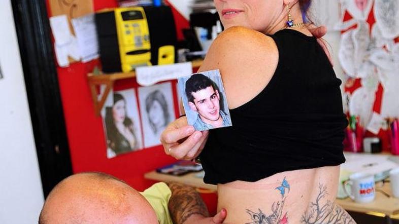 Mladi Lloyd, obetavni igralec ragbija, se je po zabavni noči mrtev zgrudil pred 