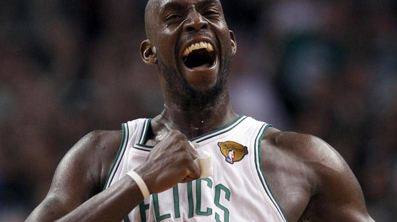 Kevin Garnett se je potrkal po prsih za zmago in 18 točk. (Foto: Reuters)
