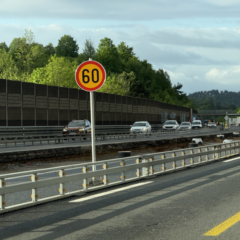 dela na slovenski avtocesti znak 60 omejitev 60