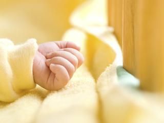 otrokova roka v posteljici