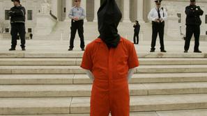 Protest aktivista proti kršitvam človekovih pravic v ZDA pred zveznim Vrhovnim s