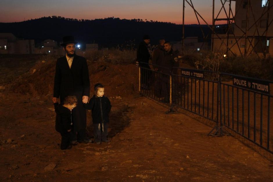 Ultra ortodoksni jud s svojima otrokoma pred protesti v Beit Shemeshu. | Avtor: Reuters