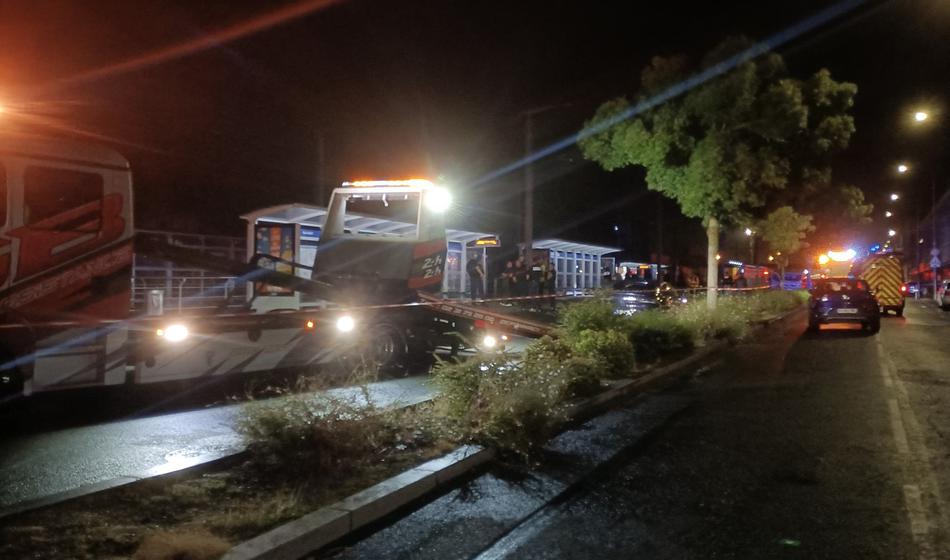 Z avtom zapeljal v množico: Ena oseba mrtva, več ranjenih