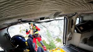 Gorski reševalci reševanje nesreča v gorah helikopter