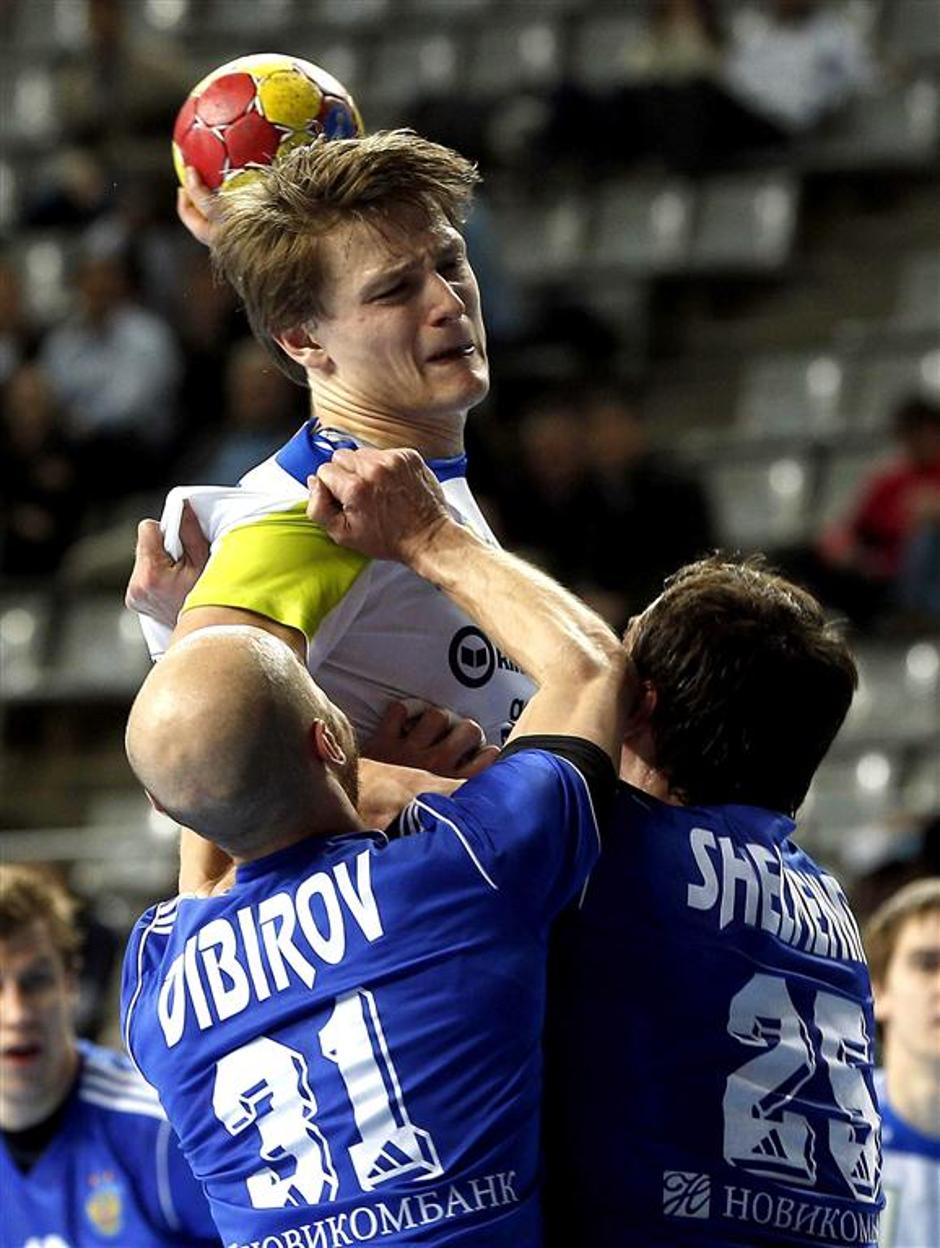 Dolenec Dibirov Šelmenko Slovenija Rusija SP svetovno prvenstvo v rokometu 2013  | Avtor: EPA