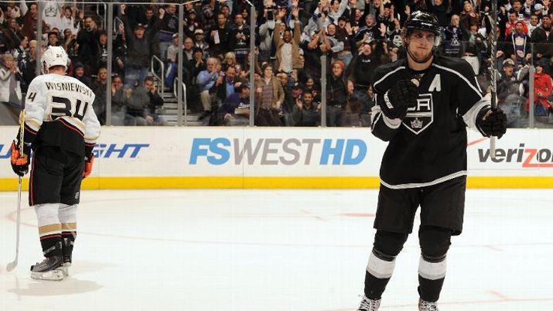 Kopitar se je s soigralci veleslil 40. zmage na 67. tekmi sezone. (Foto: Getty I