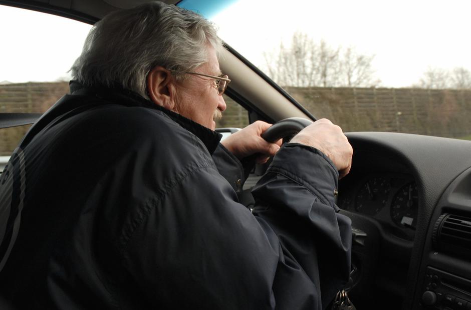 Starejši voznik z očali | Avtor: Profimedia