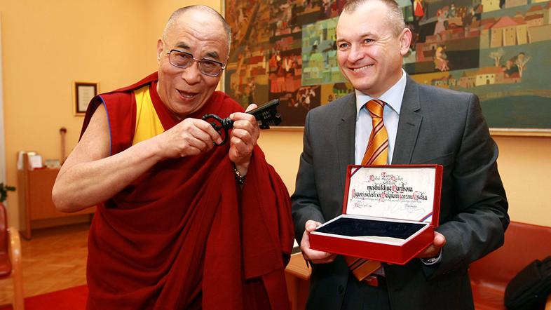 Štirinajsti dalajlama Tenzin Gyatso se je razveselil darila mariborskega župana 