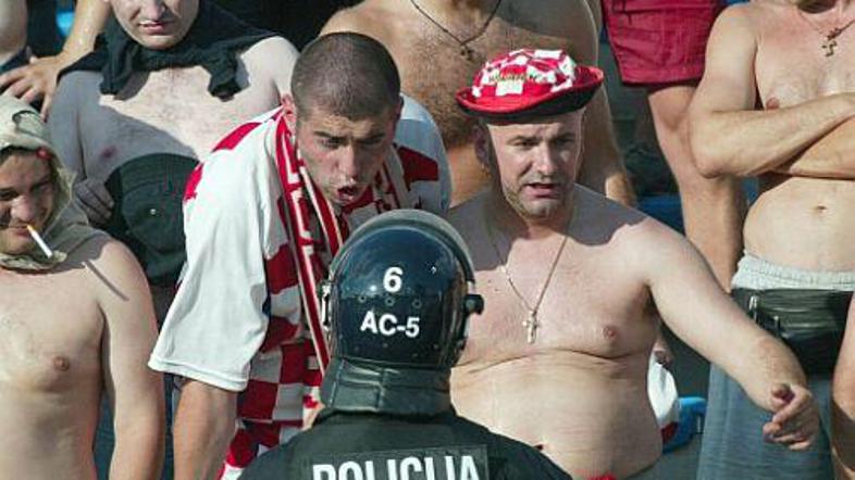 Hrvaški navijači v "pogovoru" s slovenskim policistom