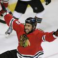 Dustin Byfuglien - fant, ki je Blackhawks popeljal na korak od finala. (Foto: Re