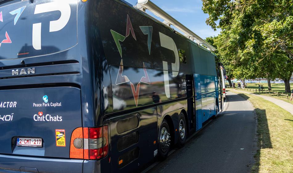 Propalestinski protestniki prekinili etapo Vuelte v Bilbau, Vingegaard povečal vodstvo