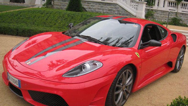 Ta lepotec F 430 je vreden kar okoli 300 everskih tisočakov.