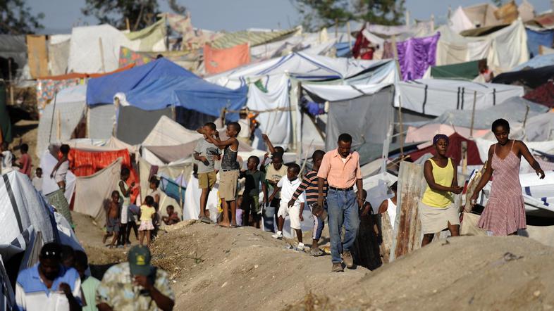 Ljudje zdaj živijo v improviziranih naseljih, postavljenih v parkih, na ulicah, 