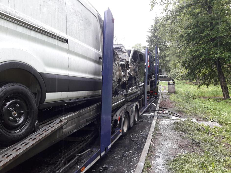 Požar tovornjaka s kombiji na počivališču Polskava