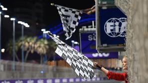 črno-bela zastava F1