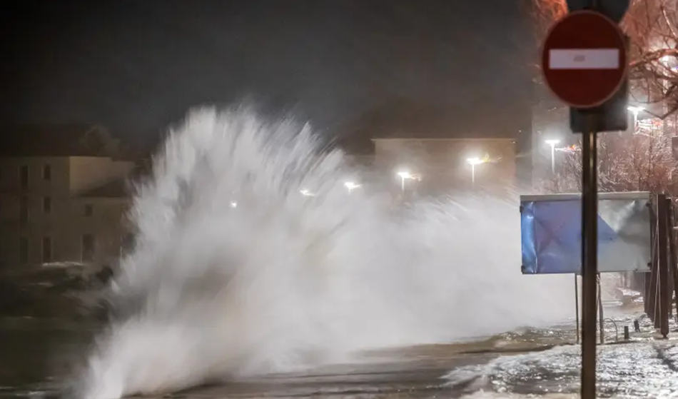 Izredne razmere pri sosedih: Valovi visoki kot trinadstropne stavbe