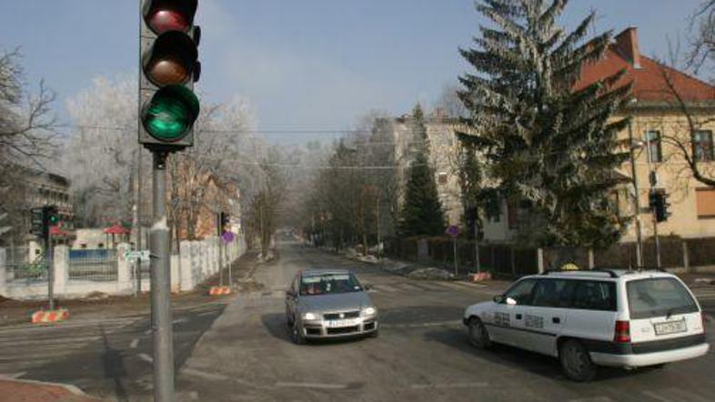 Pravilna vožnja v krožiču zagotovo ni, da zapeljemo čezenj, temveč okoli njega.