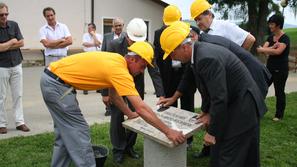 Konec prejšnjega tedna so ob podružnični šoli v Dobrniču položili temeljni kamen
