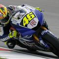 Valentino Rossi bo še naprej dirkal na yamahinem motociklu.