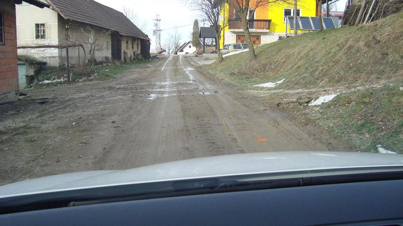 Cesta v vasi Grabšinci, ki vodi mimo Mežnaričeve posesti, je v slabem stanju, a 