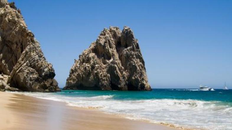 Pesek, skalne formacije in valovi na polotoku Baja California.