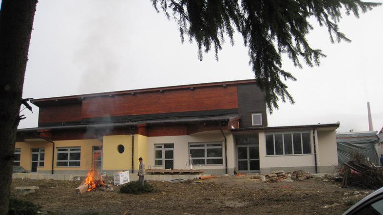 Gradisovim gradbincem gori pod nogami, saj z roki krepko zamujajo. (Foto: Nada Č