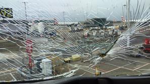 Razpokano vetrobransko steklo na letalu