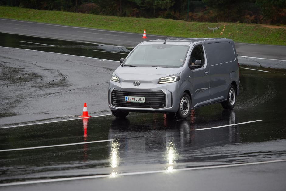 Preizkus zaviranja s Toyotinimi vozili na AMZS poligonu varne vožnje na Vranskem. | Avtor: Anže Petkovšek