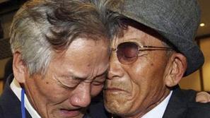 Južni Korejec Lee Jung-ho (levo) je v solzah objemal svojega starejšega brata, k